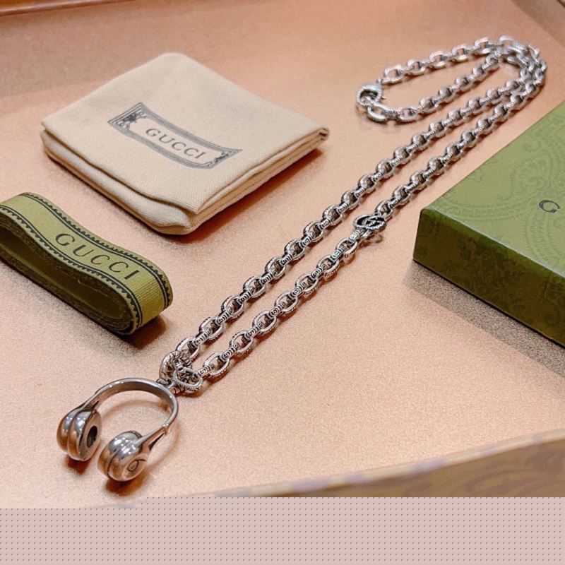 G*u*i necklaces